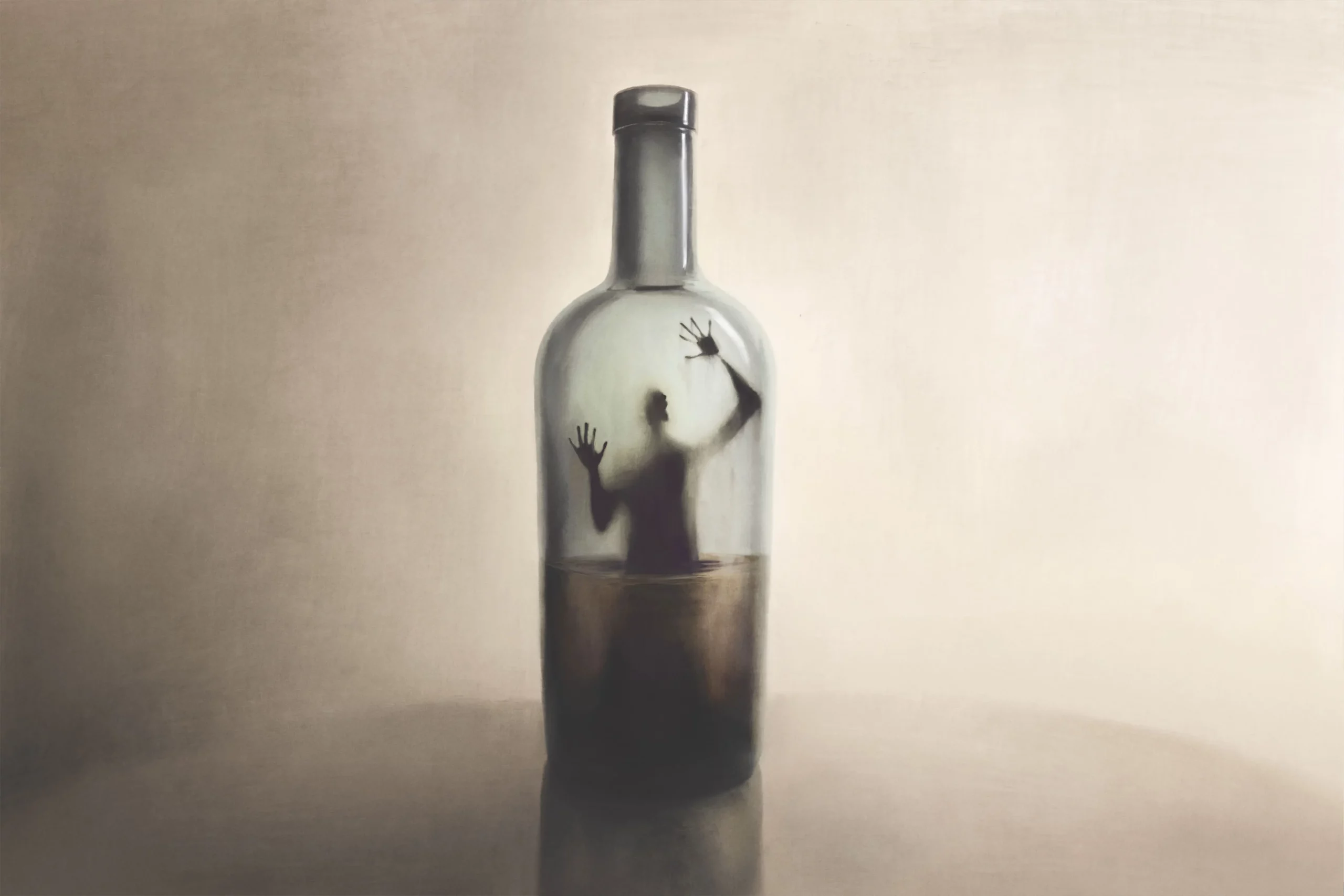 addiction-alcool Silhouette d'une personne piégée et submergée à l'intérieur d'une bouteille d'alcool, les mains levées comme pour appeler à l'aide, symbolisant l'emprisonnement et la détresse de l'addiction à l'alcool.