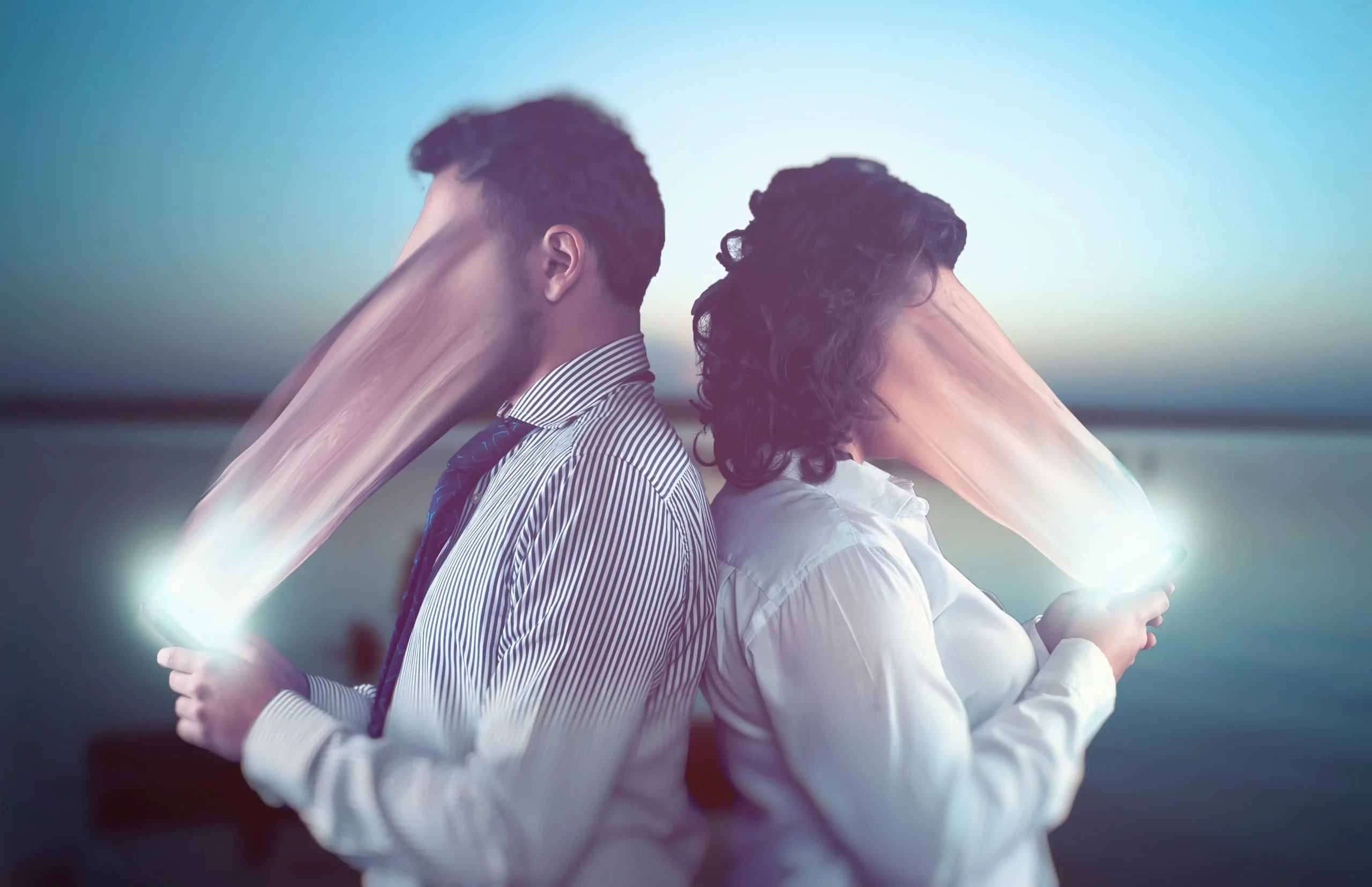 reseaux-sociaux-addiction Un homme et une femme se tenant dos à dos, les visages déformés et étirés vers la lumière émanant de leurs smartphones, symbolisant l'absorption excessive par les écrans et l'isolement relationnel.